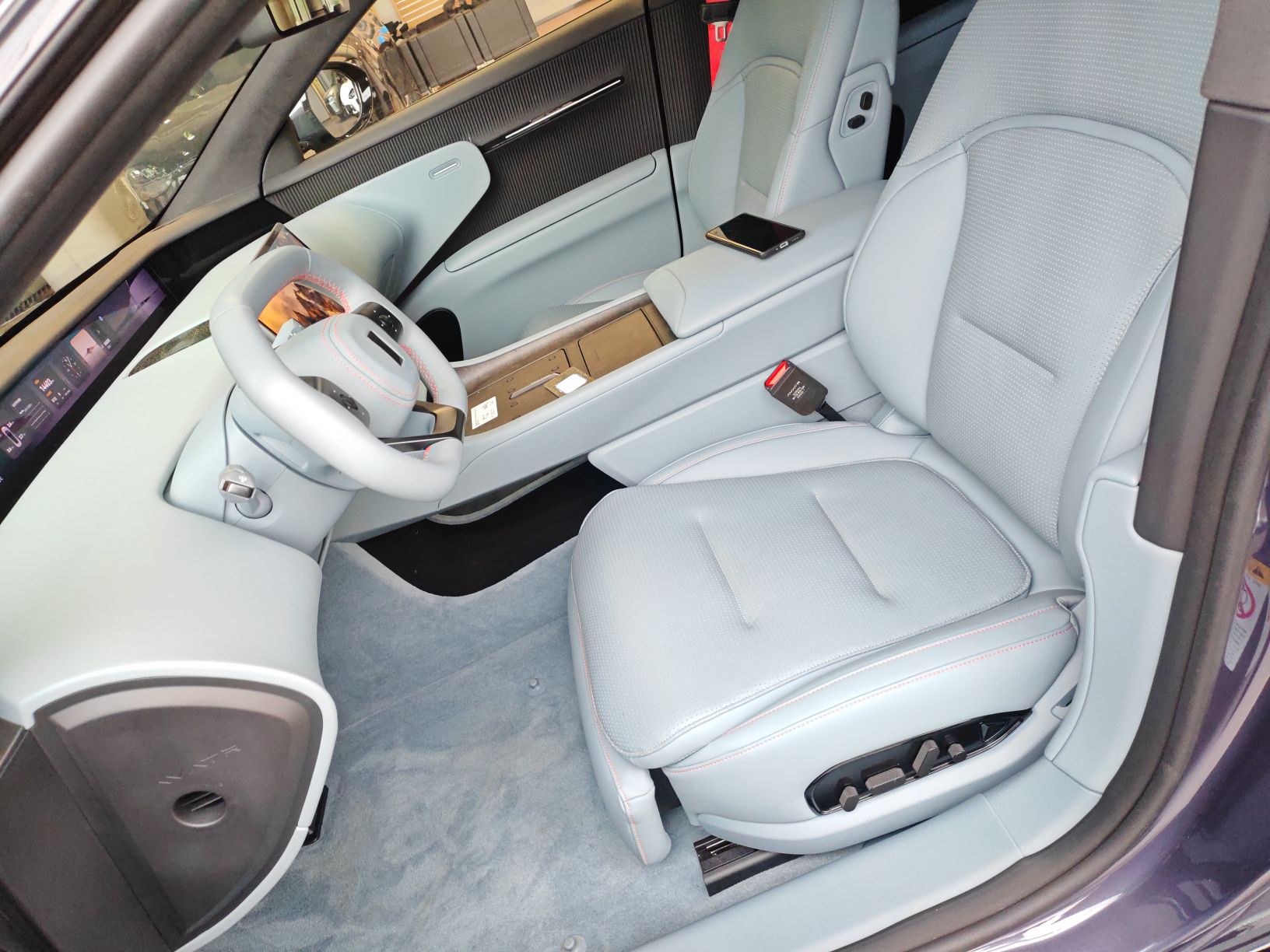 Переднее сиденье в автомобиле