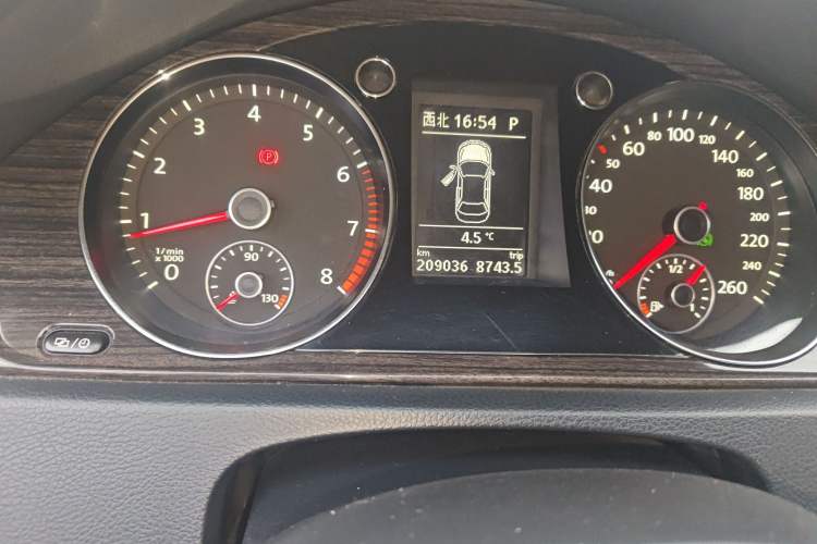 Used Volkswagen Magotan 2013 1.8TSI Prestige Model Odometer Close Up