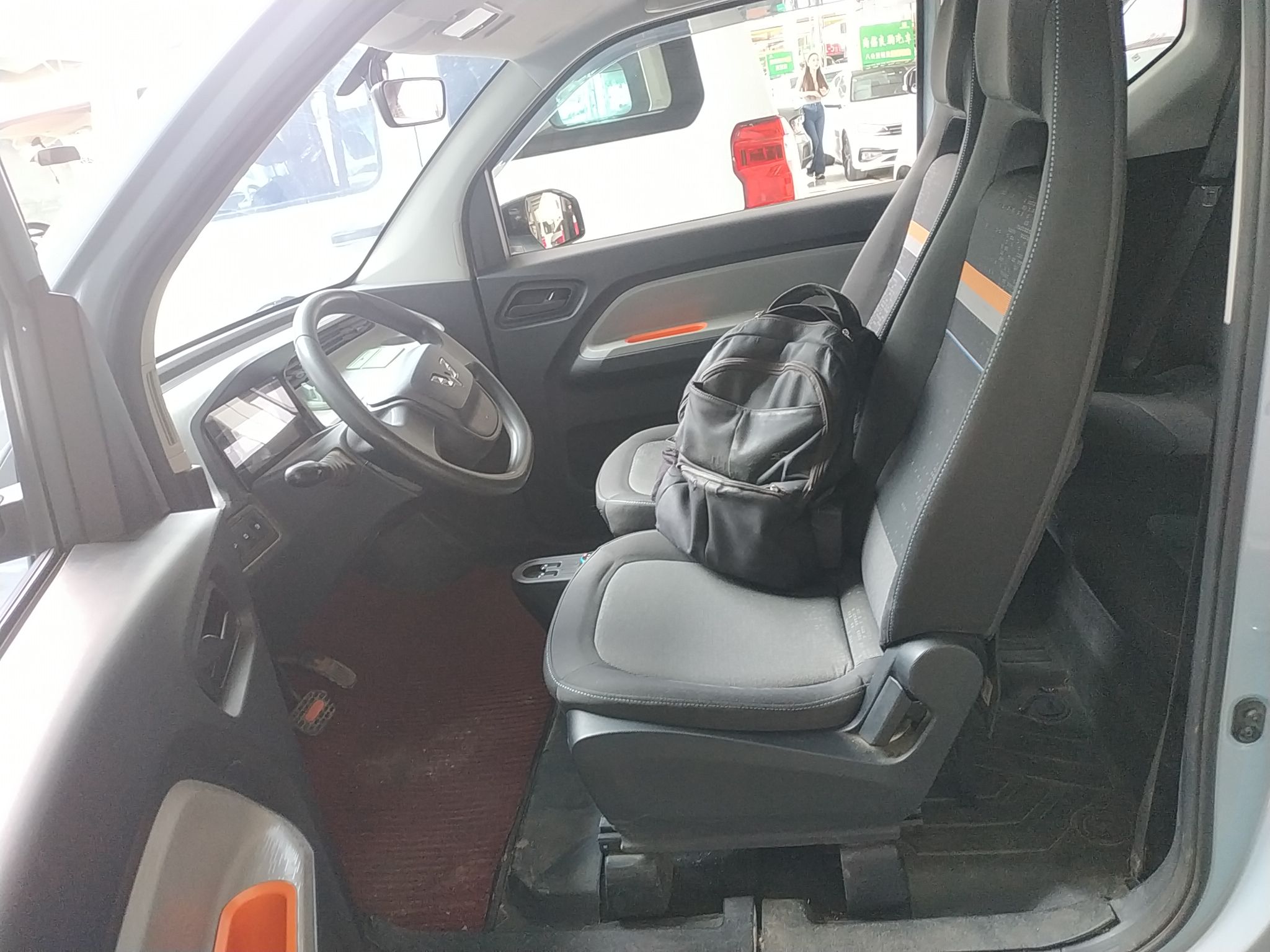 Переднее сиденье в автомобиле