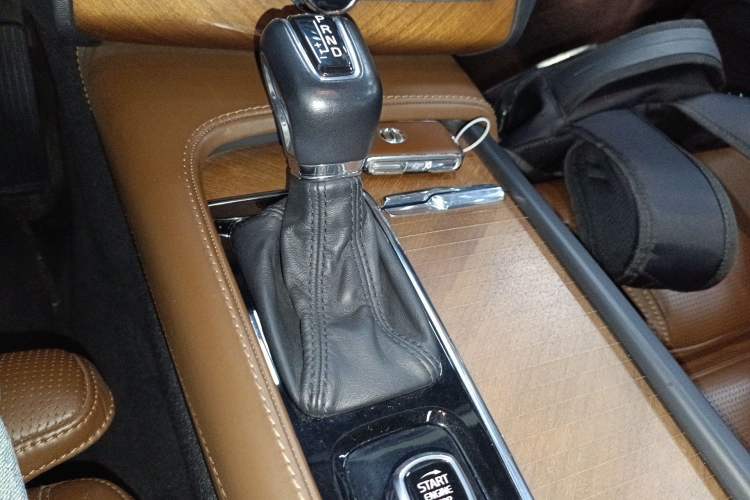 Used Volvo XC90 2018 T6 Prestige 7-Seater Gear Lever