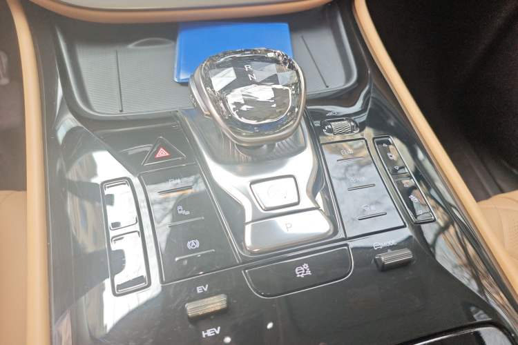 Used Denza D9 2024 DM-i 1050 Luxury Model