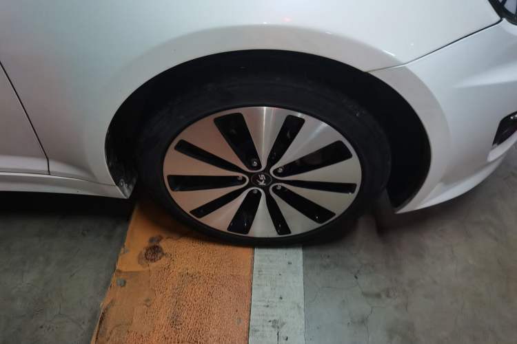 Used Kia K5 2012 2.0L Automatic DLX Right Front Wheel Hub