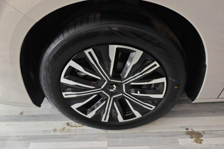 Used Wuling Starlight 730 2025 Model Plug-in Hybrid 125km Luxury Edition Left Front Wheel Hub