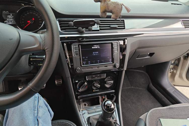 Used Volkswagen C-TREK 2017 230TSI Manual Comfort Version Audio And AC Panel