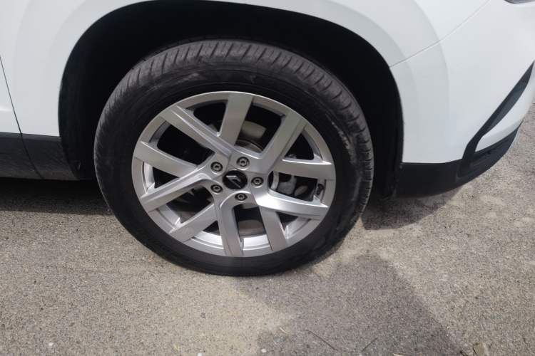 Used Jetta VS5 2022 280TSI Automatic Enjoyment Pro Trim Right Front Wheel Hub