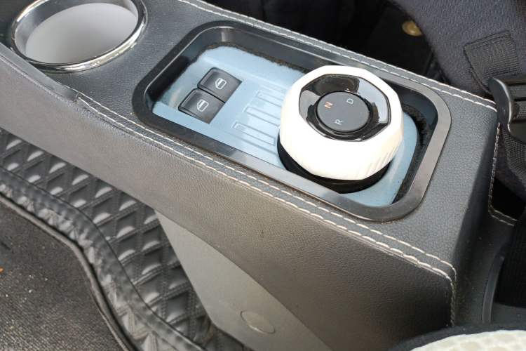 Used Geely Galaxy Panda 2023 Panda Mini 200km Endurance Bear Gear Lever