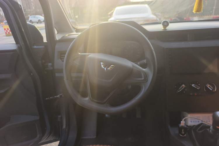 Used Wuling Hongguang PLUS 2019 1.5T Manual Standard Edition 5 Seats
