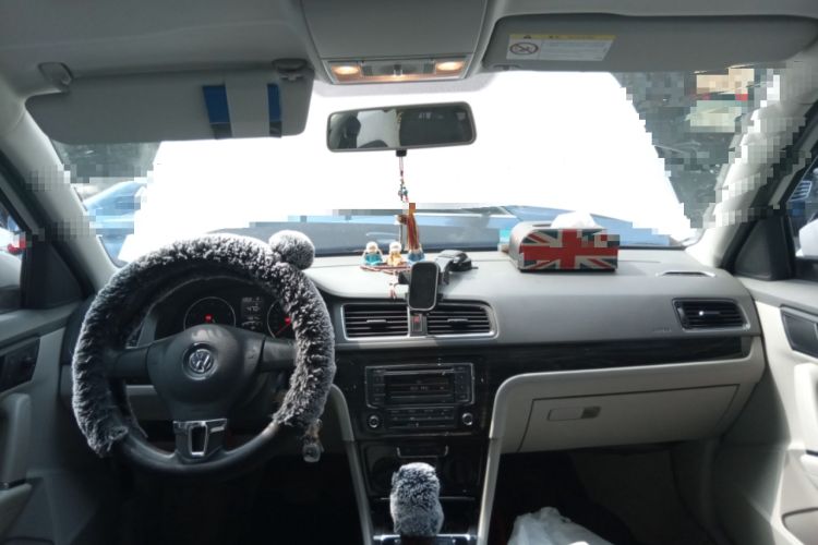 Used Volkswagen Gran Lavida 2013 1.6L Automatic Comfort Model Center Console