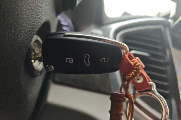 Used JAC Refine M4 2016 2.0L Manual Luxury Version