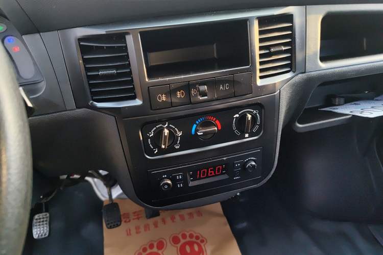 Used Wuling Zhiguang 2023 1.5L Utility Version with Enclosed Windows 2 Seats
