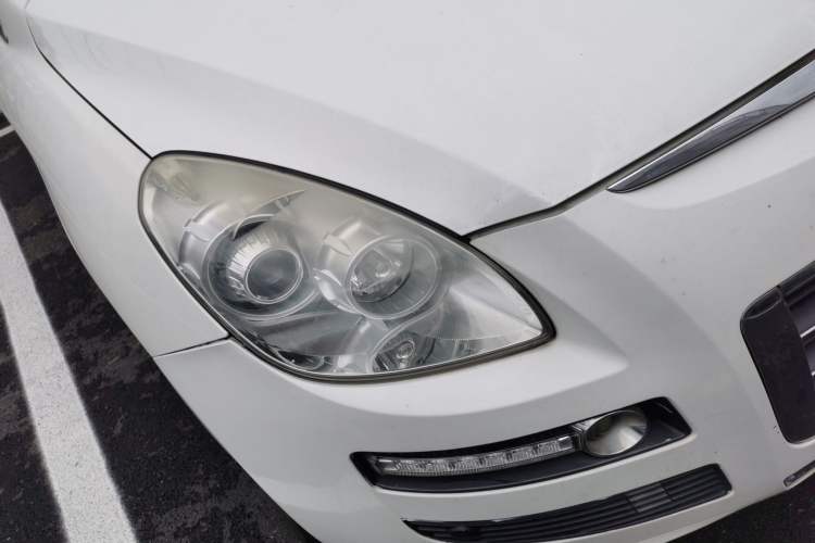 Used Luxgen Great 7 SUV 2013 Limited-Edition Sharp Model 2.2T Two-Wheel-Drive Smart Version Right Front Headlight