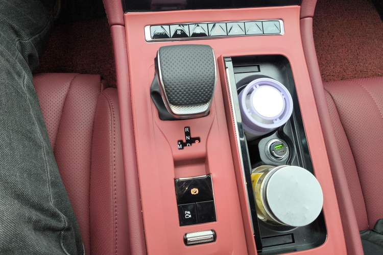 Used Hongqi H5 2025 2.0T Automatic Flag Edition – 500 000 Units Commemorative Version Gear Lever