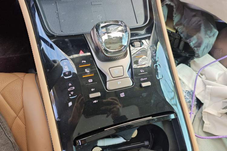 Used Denza D9 2023 DM-i 945 Business Edition
