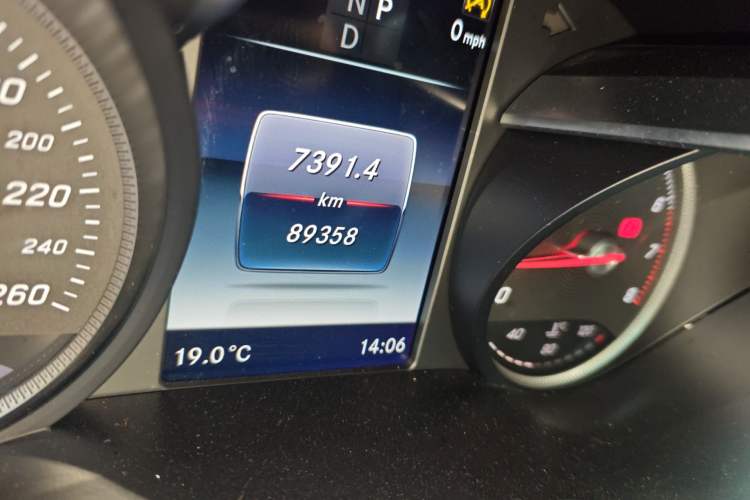 Used Mercedes-Benz GLC 2019 GLC 260 L 4MATIC Dynamic Model Odometer Close Up