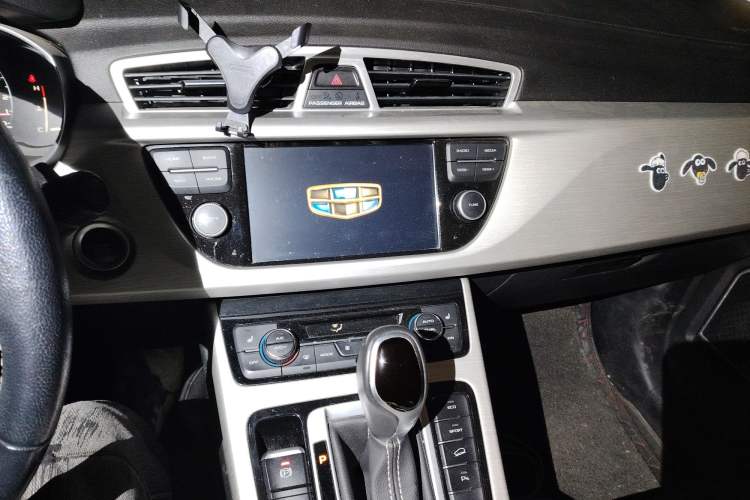 Used Geely Auto Emgrand X7 Sport 2018 1.8TD Automatic Two-Wheel Drive Smart Connect 4G Internet Edition
