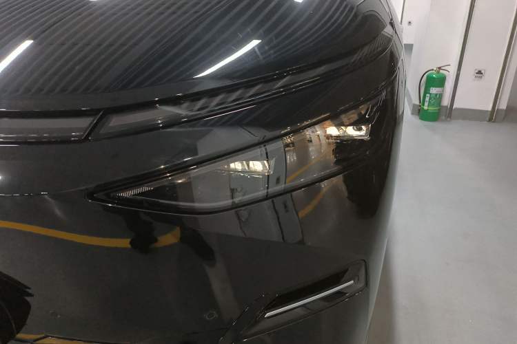 Used XPeng X9 2025 740 Ultra-Long Range Max Left Front Headlight