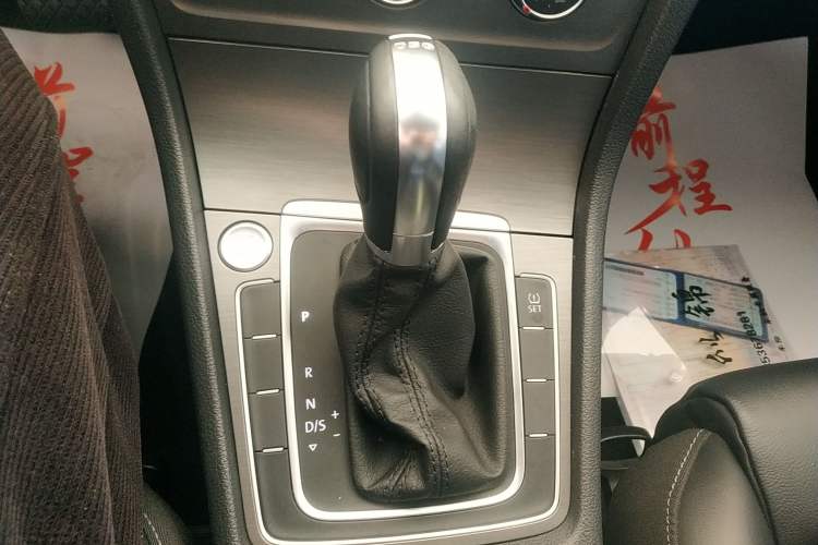 Used Volkswagen Golf 2015 1.4TSI Automatic Luxury Model Gear Lever