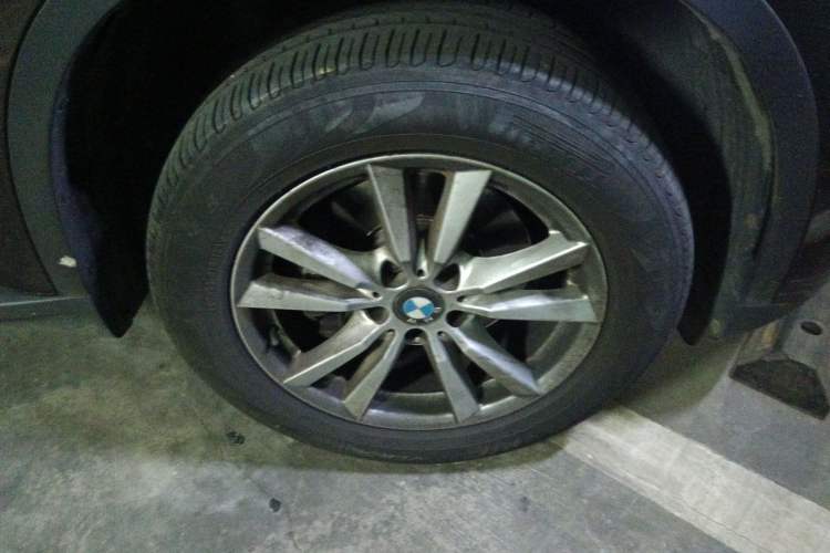 Used BMW X5 2014 xDrive35i Elegant Edition Right Front Wheel Hub