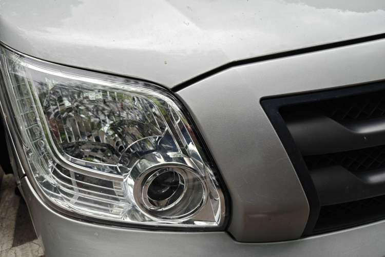 Used Foton Toano 2023 Joy Elephant Multi-Function 2.0T Manual Long-Wheelbase Mid-Roof Model with Single Rear Tire Available in 5/6/7/9-Seater Configurations Right Front Headlight