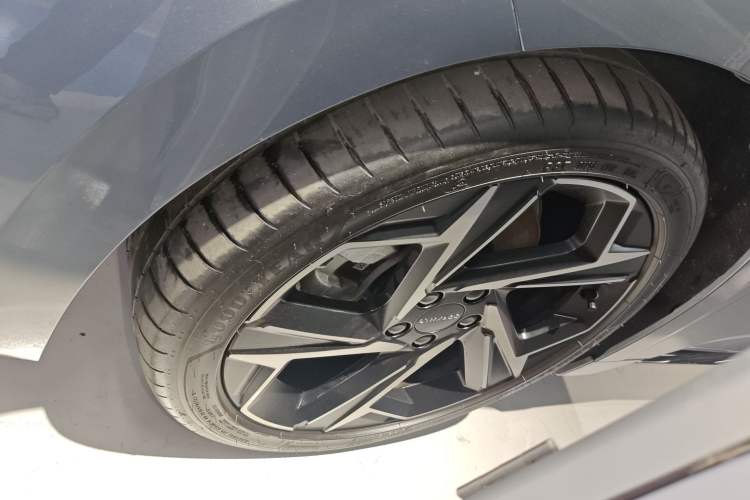 Used Lynk & Co 07 2024 EM-P 126 Long-Range Halo Left Front Wheel Hub