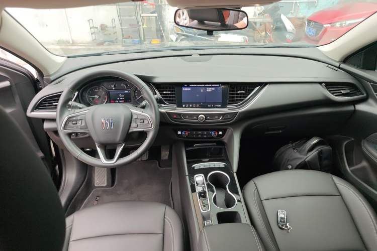 Used Buick Regal 2024 Revised 25T Ultra-Comfort Edition Center Console