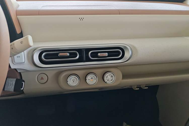 Used Wuling Hongguang MINIEV 2024 3rd Generation 215km Youth Edition Audio And AC Panel