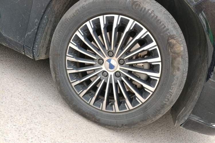 Used Denza D9 2022 DM-i 1040 Prestige Model Right Front Wheel Hub