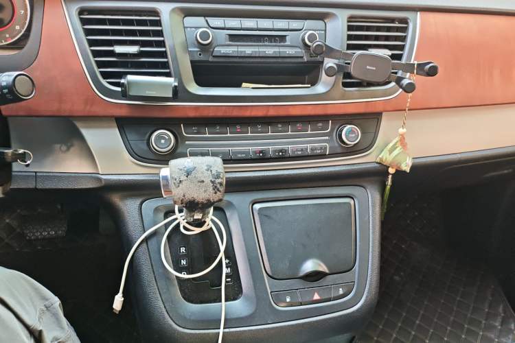 Used SAIC MAXUS G10 2016 2.0T Automatic Elite Edition Audio And AC Panel