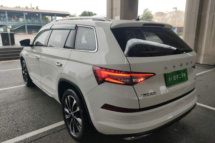 Used Skoda Kodiaq 2023 Facelifted TSI330 7-Seater Two-Wheel-Drive Luxury Edition Rear Left 45 Deg