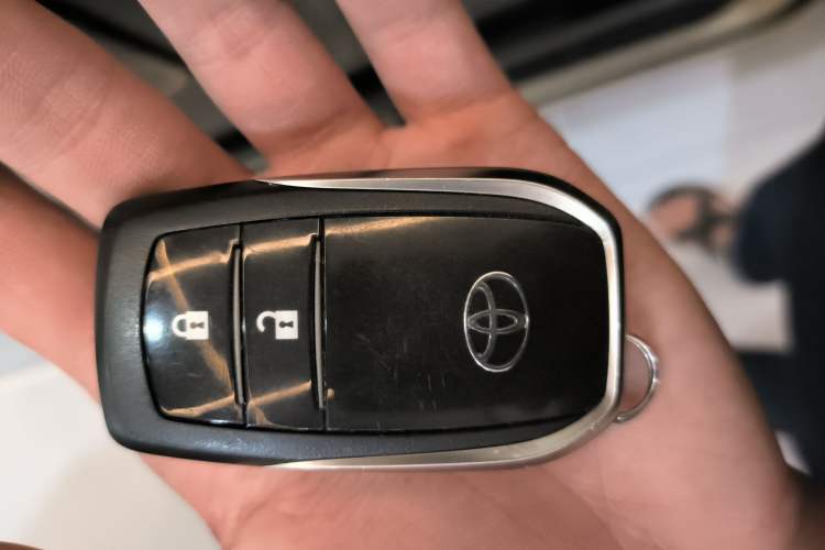 Used Toyota Highlander 2018 2.0T Four-Wheel Drive Knight Edition 7 Seats China VI Standard Vehicle Key