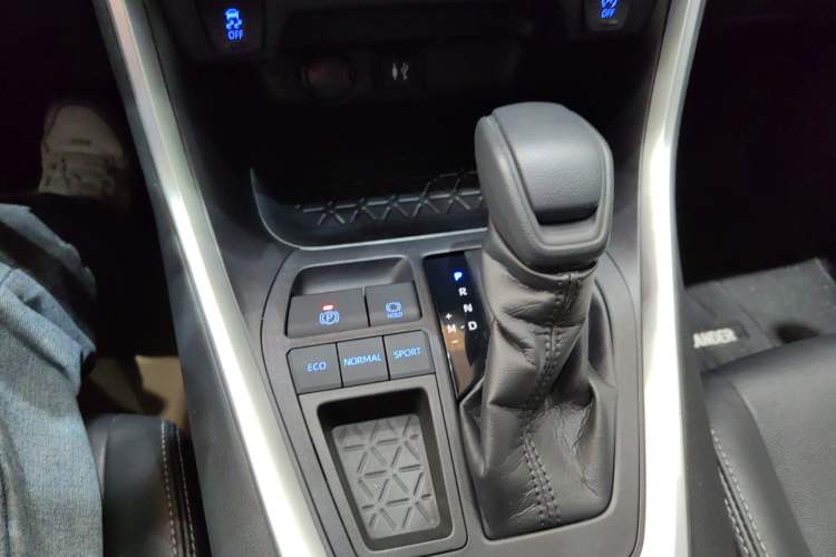 Used Toyota Wildlander 2020 2.0L CVT Two-Wheel Drive Luxury Edition Gear Lever