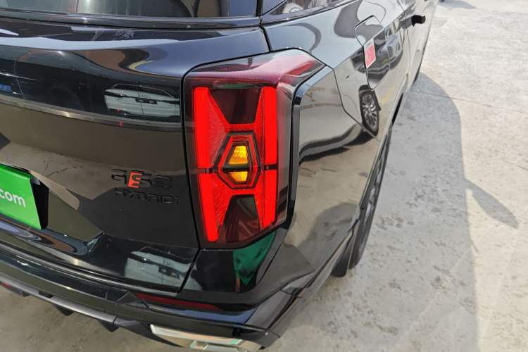 Used GAC Trumpchi GS8 2022 Dual-Engine Series 2.0TM Two-Wheel Drive Prestige Edition (7 Seats) Right Rear Taillight