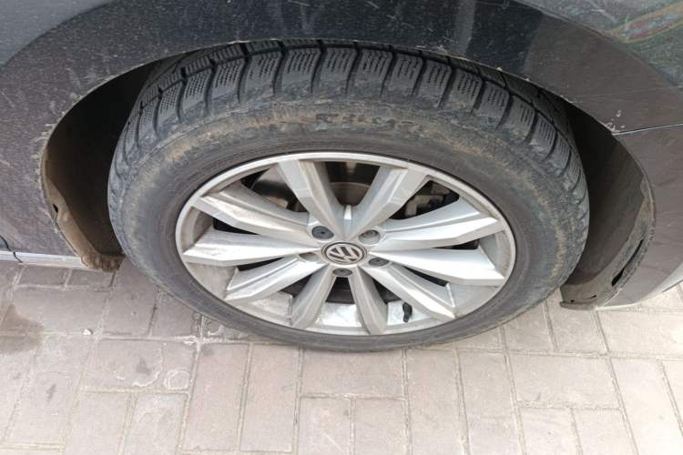 Used Volkswagen Magotan 2017 330TSI DSG Leading Model Right Front Wheel Hub