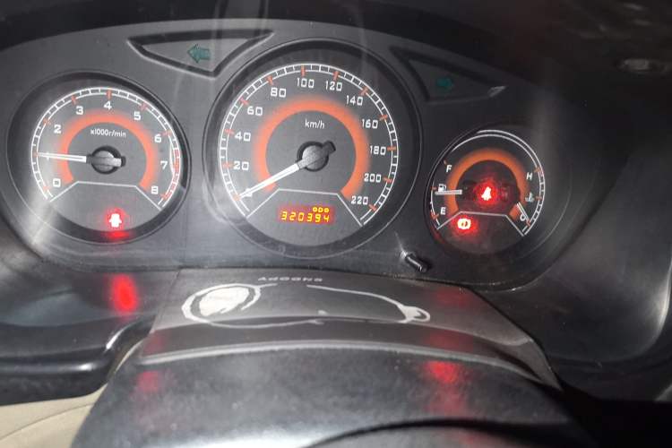 Used Soueast V3 Lingyue 2014 1.5L Manual Entry-Level Version Odometer Close Up