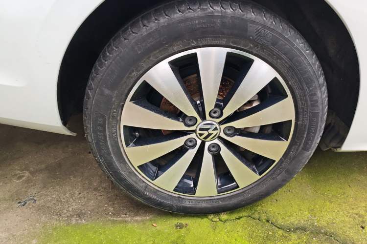 Used Volkswagen Sagitar 2015 230TSI Automatic Luxury Model Right Rear Wheel Hub