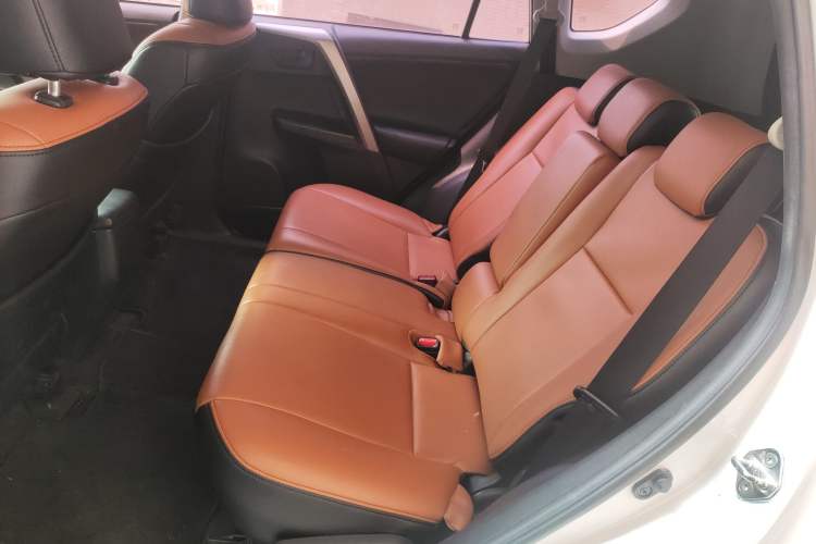 Used Toyota RAV4 2019 2.0L CVT Two-Wheel Drive Luxury Version China VI Standard Left Rear Seat