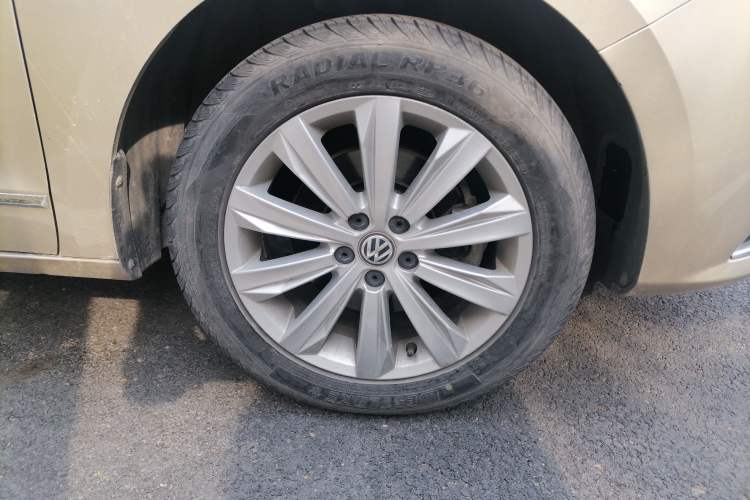 Used Volkswagen Bora 2016 1.6L Manual Comfort Model Right Front Wheel Hub