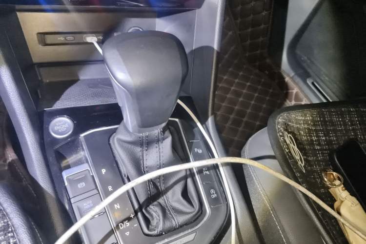 Used Volkswagen Tiguan L 2023 380TSI Automatic All-Wheel Drive R-Line Enhanced 7-Seater Gear Lever