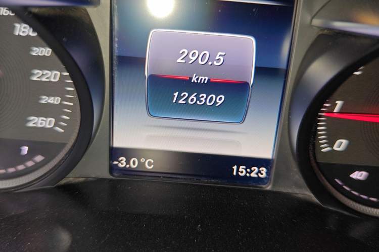 Used Mercedes-Benz GLC 2019 GLC 260 L 4MATIC Dynamic Model Odometer Close Up