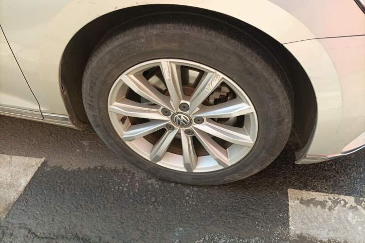 Used Volkswagen Magotan 2019 330TSI DSG Leading Model China VI Standard Right Front Wheel Hub