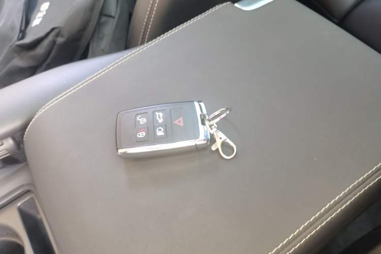 Used Land Rover Discovery 2023 Revised Version 360 PS R-Dynamic S Interior 1