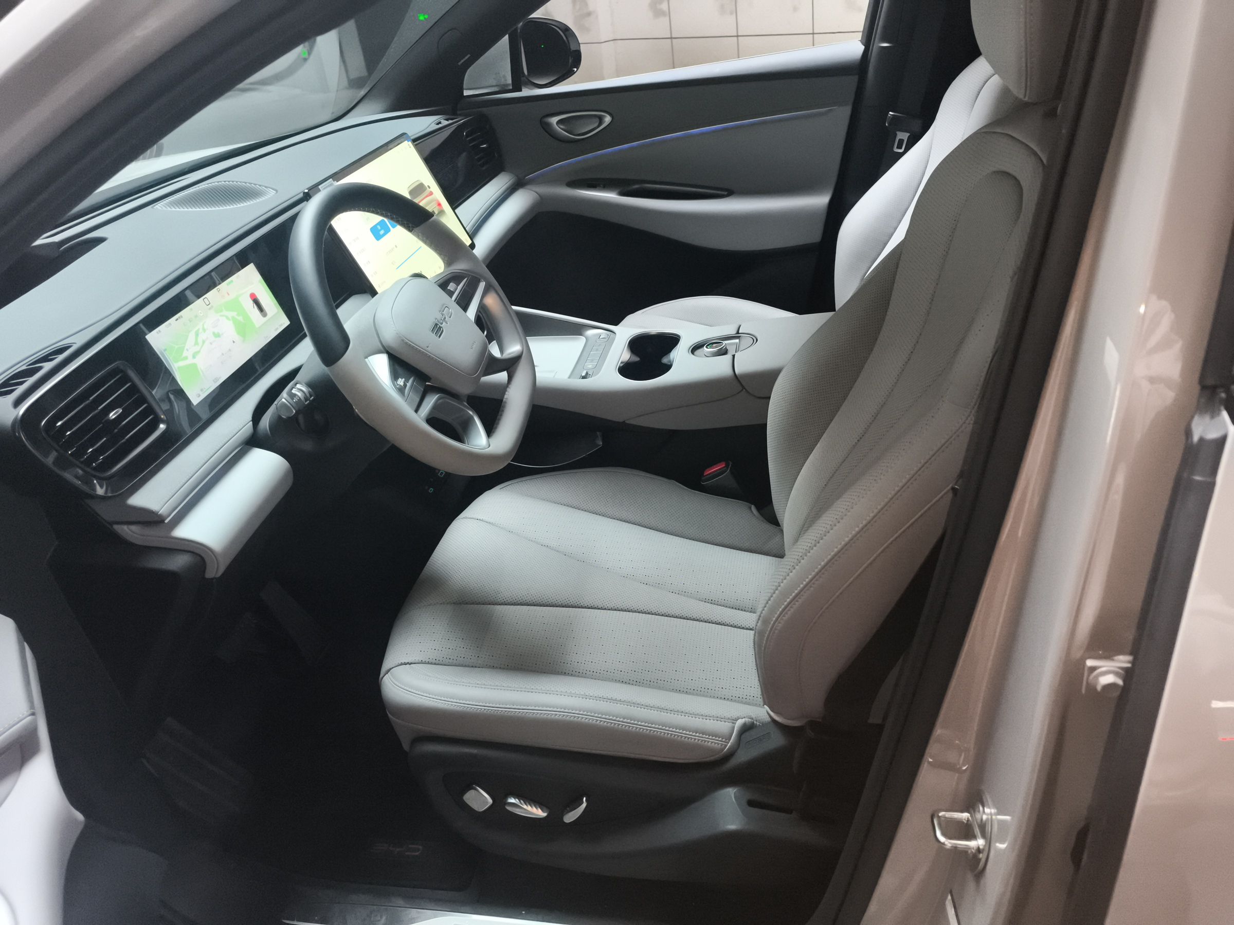 Переднее сиденье в автомобиле