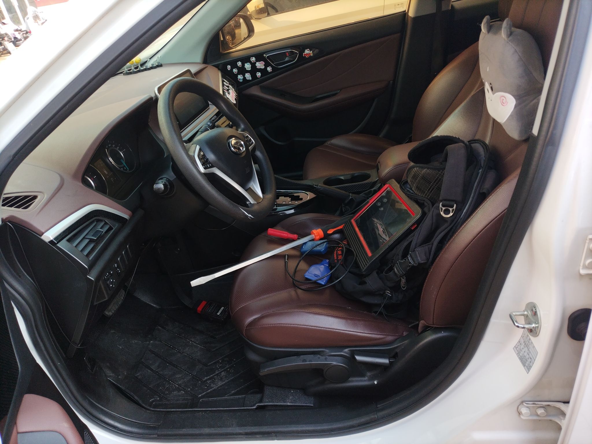 المقاعد الأمامية داخل السيارة