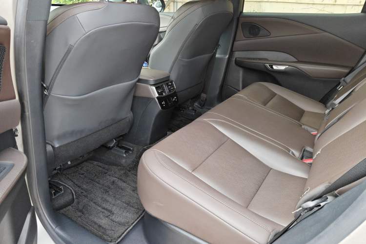 Used Lexus RX New Energy 2023 450h+ Four-Wheel Drive Enjoyment Edition Left Rear Seat