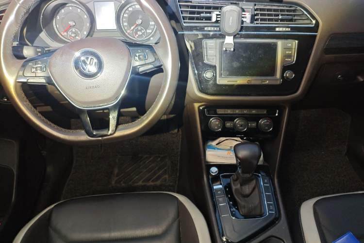 Used Volkswagen Tiguan L 2017 330TSI Automatic Two-Wheel Drive Comfort Edition Center Console