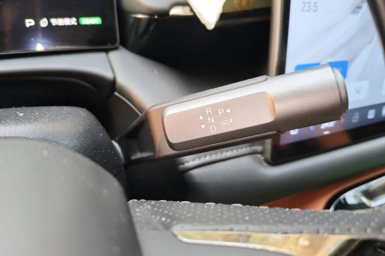 Used AION V 2024 Aion Tyrannosaurus 650 Smart Luxury Edition Gear Lever