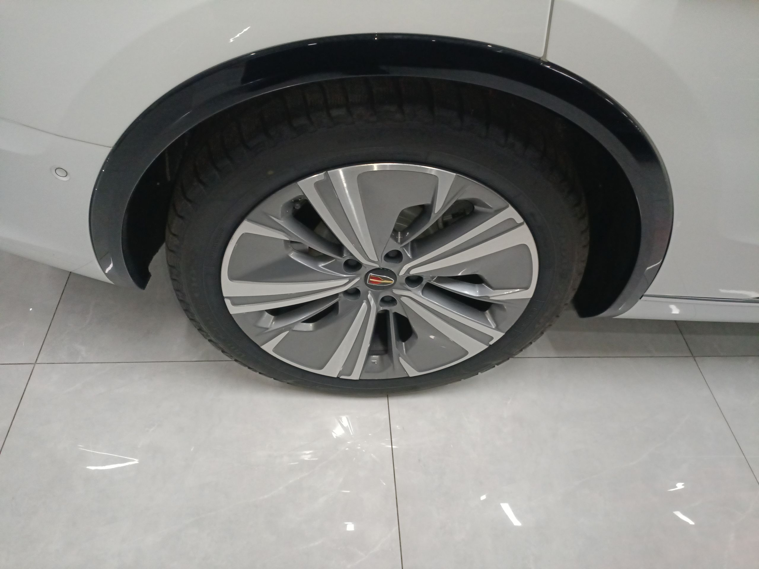 Hongqi E-HS9 2022 660 km Range Flagway Edition Six Seats — снимка 11