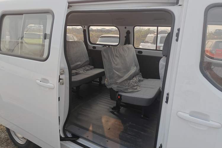 Used Wuling Yangguang 2024 300KM Comfort Version Passenger Van 75kW
