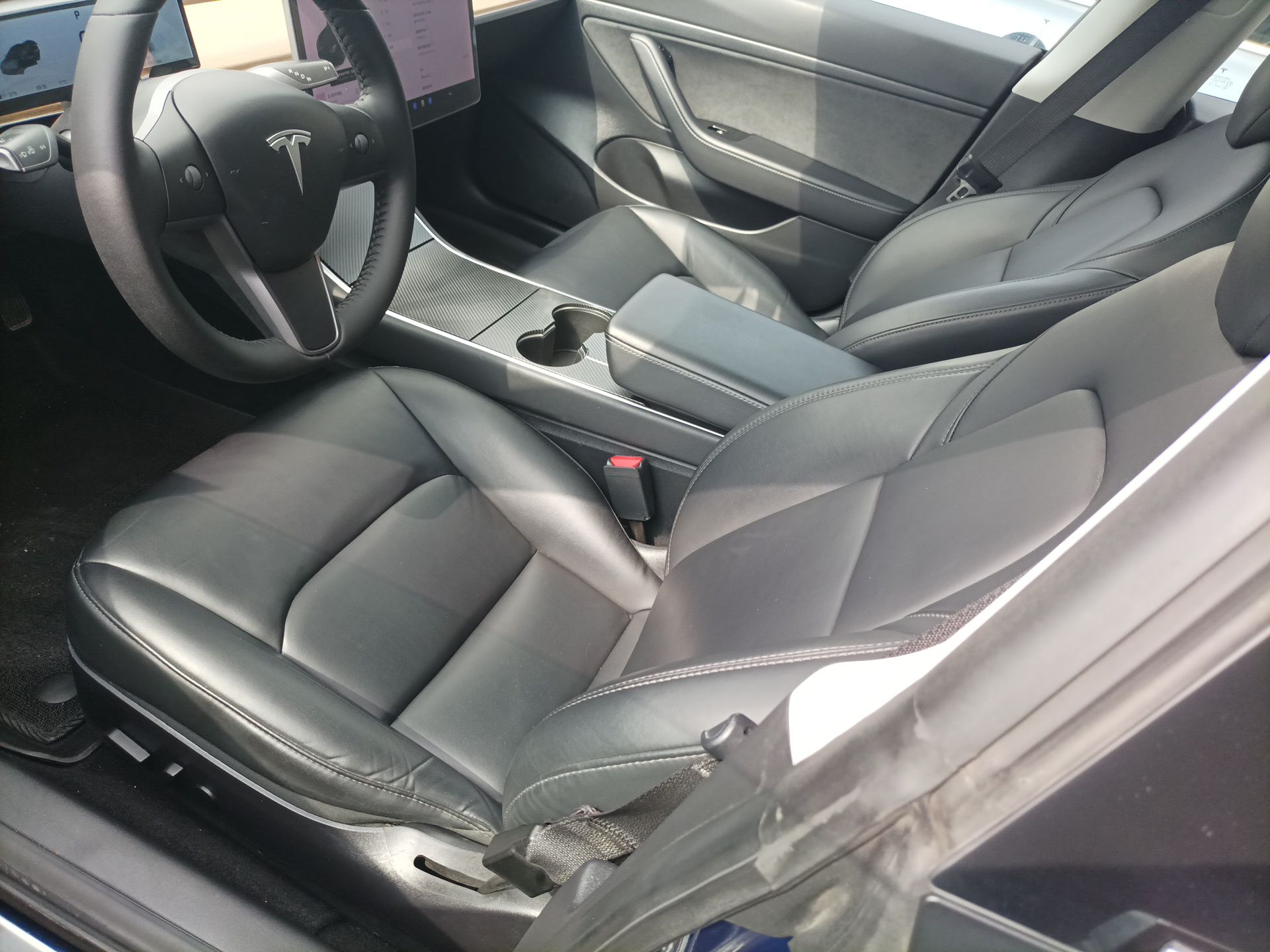 المقاعد الأمامية داخل السيارة