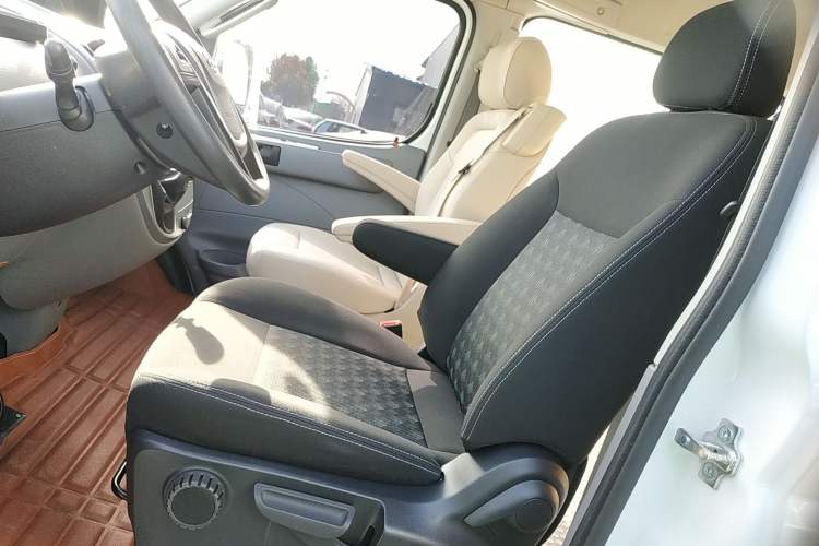 Used SAIC MAXUS Xintu V80 2021 2.0T Manual Classic Aoyuntong Short Wheelbase Mid-Roof 5/6-Seater